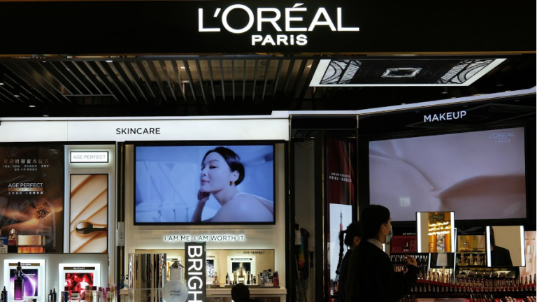 Tập đoàn L’Oréal SA báo lãi tăng hơn một tỷ USD