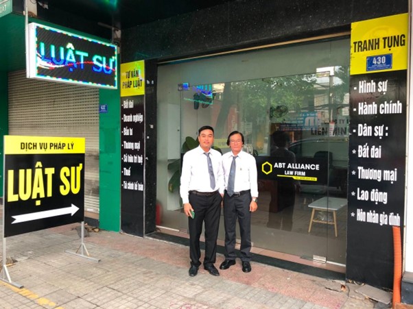 Thạc sĩ, Luật sư Trương Văn Bảo, Công ty Luật Liên Minh ABT (Người bên trái).