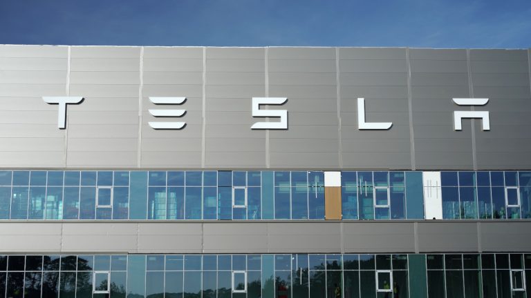 Tesla lao dốc, ai sẽ là người dẫn đầu tiếp theo trong ngành xe điện?