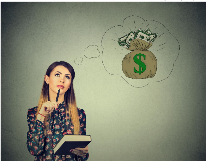 Ba cổ phiếu hot dành cho các fan của Cathie Wood - “phiên bản nữ” của Warrent Buffet • UiPath, Trade Desk và Nu đều là những cái tên đã được Ark Invest mua trong tuần trước. • UiPath đã đạt được tốc độ tăng trưởng doanh thu mạnh trong năm tài chính 2024 theo báo cáo tài chính được công bố trong tuần trước. • Trong khi đó Trade Desk dù chỉ đạt được những kết quả hỗn độn theo báo cáo quý trong tháng trước, nhưng cổ phiếu của Trade Desk vẫn tăng điểm nhờ dự báo doanh thu tăng mạnh. Sẽ luôn có những cổ phiếu tiềm năng các fan hâm mộ của Cathie Wood. Trong tuần trước, giám đốc điều hành, người đồng sáng lập và người chọn cổ phiếu chính cho nhóm quỹ giao dịch hoán đổi (ETF) của Ark Invest đã thực hiện một số giao dịch đối với danh mục đầu tư. Ark luôn công bố các giao dịch liên quan đến danh mục đầu tư của họ hàng ngày để các nhà đầu tư luôn nắm bắt những gì mà nhà đầu tư được theo dõi nhiều nhất Phố Wall đang làm. Vậy các bạn có biết Wood đã bổ sung gì vào danh mục đầu tư? Wood đã mua thêm cổ phần tại UiPath (PATH), Trade Desk (TTD) và Nu (NU) vào tuần trước. Vậy bà đã nhận thấy điều gì ở ba cổ phiếu đã tăng giá hơn 70% kể từ đầu năm ngoái? Để trả lời những câu hỏi này, chúng ta hãy cùng tìm hiểu sâu hơn ở phần dưới đây. Hình 1. UiPath Xu hướng sử dụng robot làm việc ngày càng tăng. Chi phí nhân công cũng đang tăng lên. Tình trạng thiếu nhân lực trên toàn cầu trong giai đoạn đại dịch Covid-19 cho thấy nhân loại cần phải thúc đẩy hiệu quả và độ tin cậy của tự động hóa. Là công ty dẫn đầu về các giải pháp phần mềm điện toán đám mây cho robot và tự động hóa, UiPath rõ ràng là một cái tên đáng được chú ý. Mặc dù cổ phiếu UiPath hiện được giao dịch với giá chưa bằng một nửa so với mức 56 USD/cổ phiếu trong đợt IPO cách đây ba năm, nhưng mọi thứ đã bắt đầu chuyển biến tích cực. Giá cổ phiếu này đã tăng hơn hai lần kể từ khi chạm đáy 14 tháng cách đây. Wood đã mua cổ phiếu này cho ba quỹ ETF của bà vào hôm thứ Năm tuần trước sau khi UiPath công bố báo cáo tài chính và động thái này diễn ra sau khi bà giảm bớt cổ phần ở hai quỹ ETF khác vào đầu tuần. Hình 2. Theo báo cáo tài chính quý 4 được công bố vào chiều hôm thứ Tư trước đó một ngày, UiPath đã đạt được những kết quả kỷ lục. Cụ thể, doanh thu tăng 31%, vượt mức mong đợi. Biên lợi nhuận hoạt động điều chỉnh trong năm tài chính 2024 đã tăng lên đáng kể và UiPath chính thức hoạt động có lãi quý đầu tiên kể từ khi trở thành một công ty đại chúng. Sau báo cáo, cổ phiếu đã tăng cao nhưng giảm xuống mức đóng cửa thấp hơn 7% vào thứ Năm. Bất chấp điều đó, Wood vẫn mua. Diễn biến này hoàn toàn trái ngược với mức tăng 27% ở lần báo hàng quý trước đó. Tuy nhiên, vẫn còn rất nhiều điều thú vị ở UiPath. Doanh thu đã tăng tốc trở lại trong năm tài chính 2024 sau nhiều năm sa sút liên tiếp. Đặc biệt, doanh thu đã tăng mạnh trong cả bốn quý của năm tài chính. Với tỷ lệ giữ chân ròng là 119% - nghĩa là khách hàng quay lại chi tiêu nhiều hơn 19% so với một năm trước đó khi họ tìm ra những cách mới để khai thác nền tảng của UiPath. Tỷ lệ gia hạn hàng năm của công ty sẽ càng tăng khi số lượng khách hàng càng lớn. UiPath cũng là công ty đi đầu trong việc tích hợp trí tuệ nhân tạo (AI) vào robot và tự động hóa, một điểm nhấn để thu hút các nhà đầu tư tăng trưởng. Hình 3. Trade Desk Quảng cáo dường như không phải là một ngành tăng trưởng, nhưng vị thế dẫn đầu trong lĩnh vực quảng cáo có lập trình, trong đó các thuật toán giúp phân bổ ngân sách tiếp thị, là một lợi thế cực lớn dành cho Trade Desk. Trade Desk đã trải qua tám năm tăng trưởng doanh thu liên tiếp ở mức hai con số, một kỳ tích lớn trong một ngành có nhiều thăng trầm. Cổ phiếu của công ty công nghệ quảng cáo hàng đầu này đã tăng 17% vào ngày công bố những kết quả tài chính trong tháng trước. Doanh thu đã tăng 23%, vượt kỳ vọng của thị trường. Bất chấp điểm trừ là lợi nhuận của Trade Desk, dự báo mà công ty đưa ra ngay sau đó đã hâm nóng sự quan tâm của nhà đầu tư đối với cổ phiếu này. Cụ thể, Trade Desk dự báo doanh thu quý hiện tại sẽ tăng 25% so với cùng kỳ năm trước, một tín hiệu tăng tốc đầy khởi sắc. Hình 4. Nu Cổ phiếu hot nhất trong danh sách này là Nu. Công ty mẹ của Nubank, một ngân hàng kỹ thuật số tư nhân có trụ sở tại Mỹ La Tinh, đã mở rộng quy mô gần gấp ba lần kể từ đầu năm ngoái. Nubank thậm chí còn chưa xuất hiện cách đây 11 năm, và giờ đây hơn một nửa dân số Brazil có mối quan hệ tài chính với ngân hàng số siêu tốc này. Doanh thu của Nu trong quý gần nhất đã tăng 57% với thu nhập ròng điều chỉnh tăng hơn ba lần và sáu lần khi chưa điều chỉnh. Mặc dù tăng trưởng nhanh chóng nhưng Nu vẫn đạt được lợi nhuận trong 6 quý liên tiếp. UiPath, Trade Desk và Nu đều là những cổ phiếu tăng trưởng mạnh đã được Wood mua vào tuần trước. Vậy các fan hâm mộ của “nữ thần chứng khoán” còn chần chừ gì nữa.