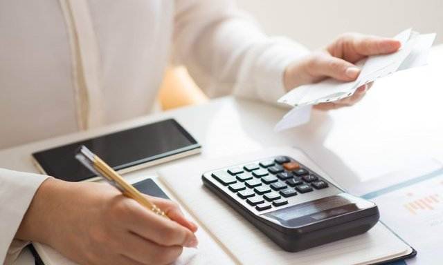 Việc đầu tiên khi sử dụng quy tắc 50 30 20 là tính tổng thu nhập