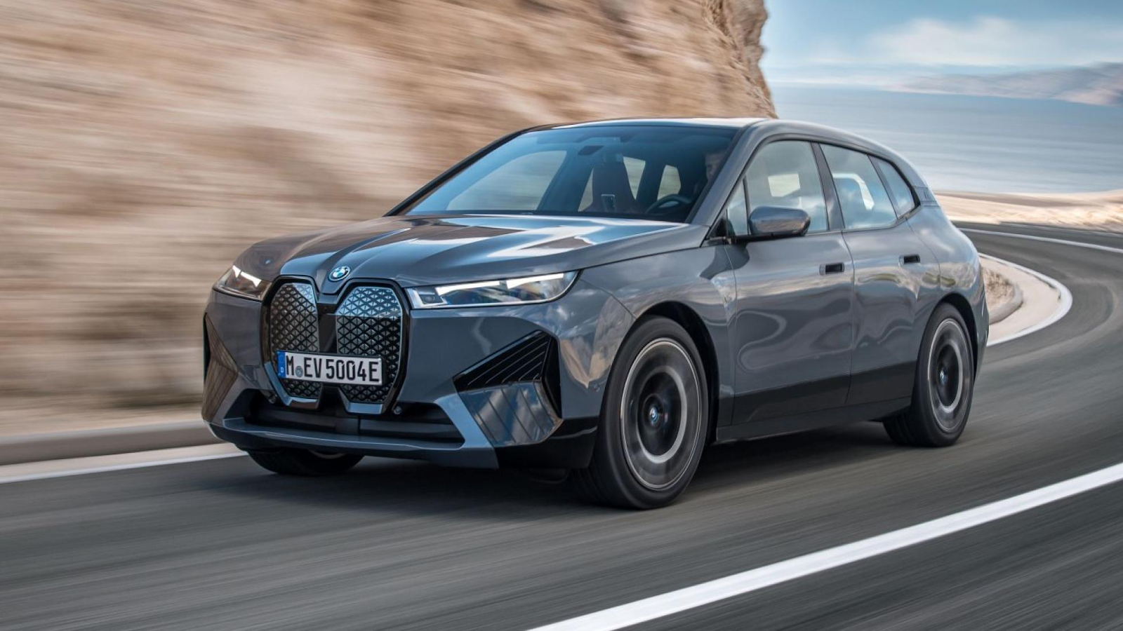 BMW, một hãng xe sang, đã bắt đầu chuyển đổi sang sản xuất xe điện với một số lợi thế rõ ràng. 