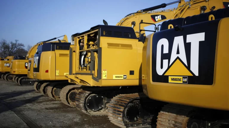Caterpillar (CAT) Tăng Giá Nhưng Chậm Hơn Thị Trường