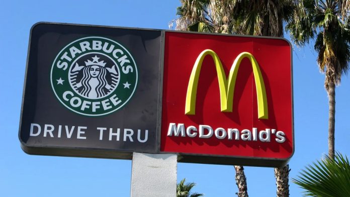 Starbucks và McDonald’s: Lựa chọn nào của tháng 8