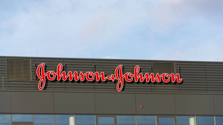 Johnson & Johnson tăng mặc dù thị trường giảm: Lý do là gì?