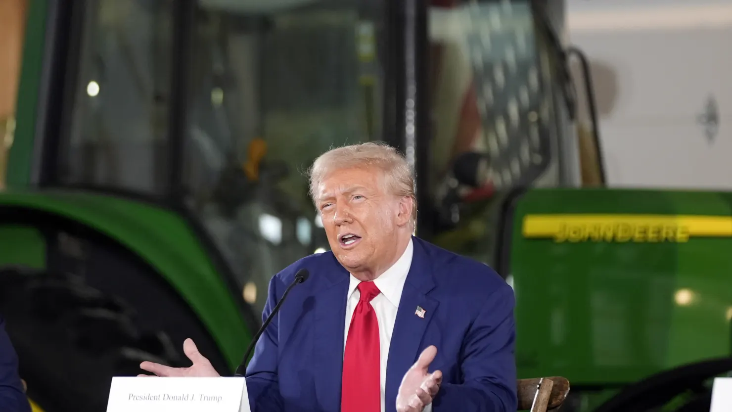 Ứng cử viên tổng thống của Đảng Cộng hòa, cựu Tổng thống Donald Trump, phát biểu tại một sự kiện tranh cử tại một trang trại vào thứ Hai, ngày 23 tháng 9 năm 2024, ở Smithton, Pennsylvania.